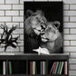 Tableau noir et blanc de lions affectueux au-dessus d'un meuble bibliothèque