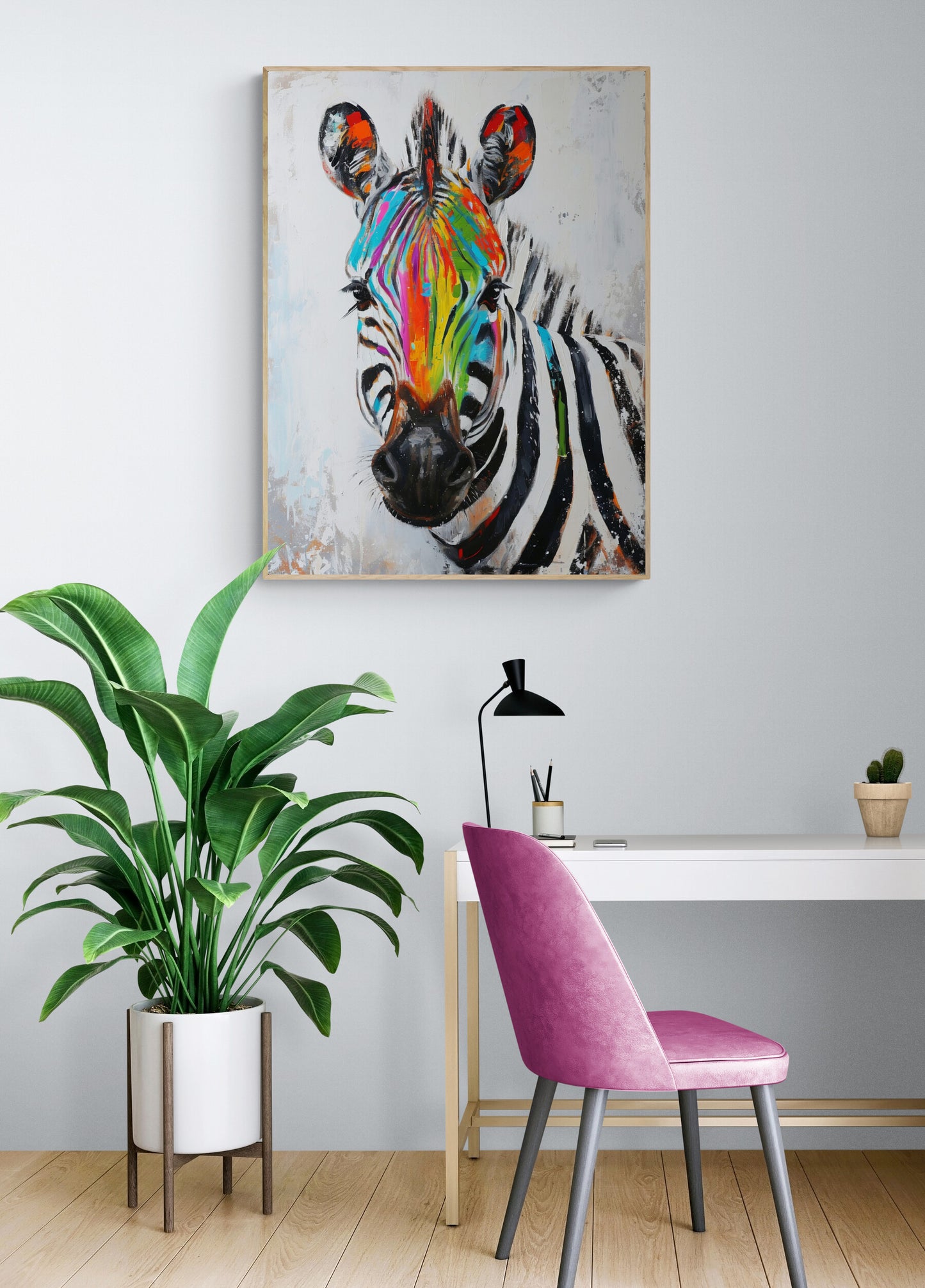Dans un bureau à domicile, le tableau dynamique du zèbre ajoute une explosion de couleur au-dessus d'un bureau blanc, accompagné d'une chaise fuchsia et d'une plante luxuriante.