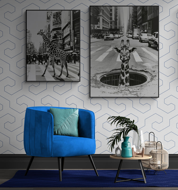  Un salon moderne  bleue électrique avec deux tableaux surréalistes de girafes.