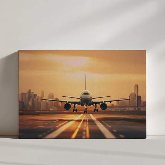 une photographie Un avion se prépare à l'atterrissage sur la piste, avec le soleil couchant et la silhouette d'une ville en arrière-plan.