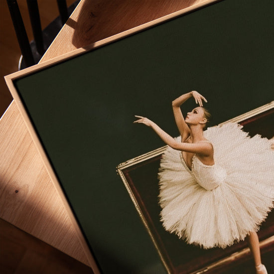 Ballerina canvas schilderij met gouden eiken lijst, perfecte wanddecoratie voor een elegante woonkamer
