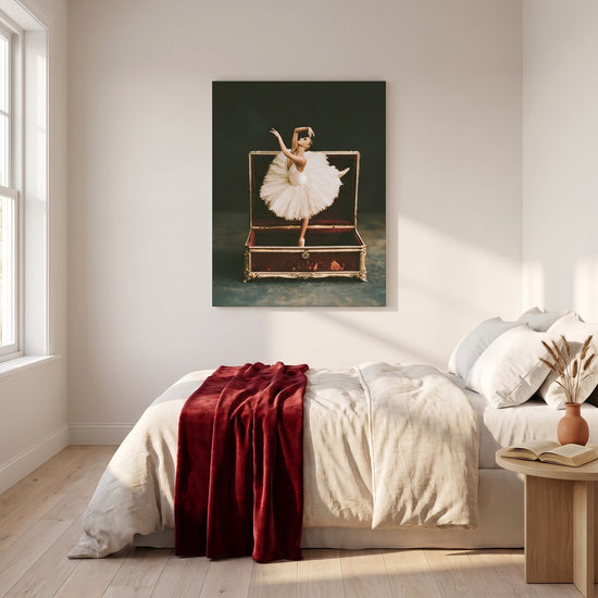 Ballerina met witte tutu in gouden sieradendoosje op canvas, elegante woonkamerdecoratie
