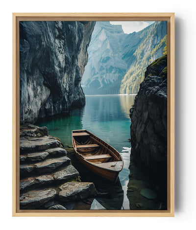 photographie Une barque solitaire repose sur l'eau tranquille d'un fjord entouré par des montagnes abruptes.