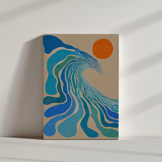 Abstract blauw schilderij op canvas met golfmotief en oranje zon in een lichte, minimalistische setting