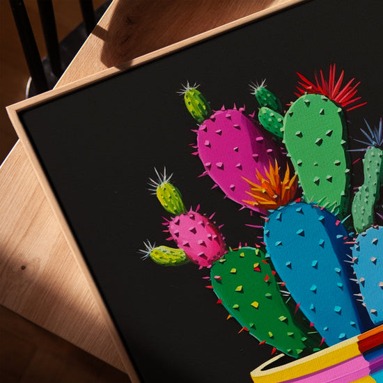 Toile cactus néon coloré pour salon cadre chêne doré