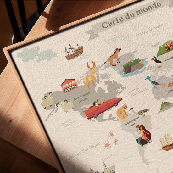 Carte du monde enfant tableau pour salon cadre chêne doré