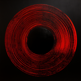 Art 'Red Circle': cercle rouge surgissant de l'obscurité sur fond noir.