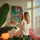 Tableau cerisier japonais rose fuchsia turquoise accroché dans salon coloré décoration murale florale