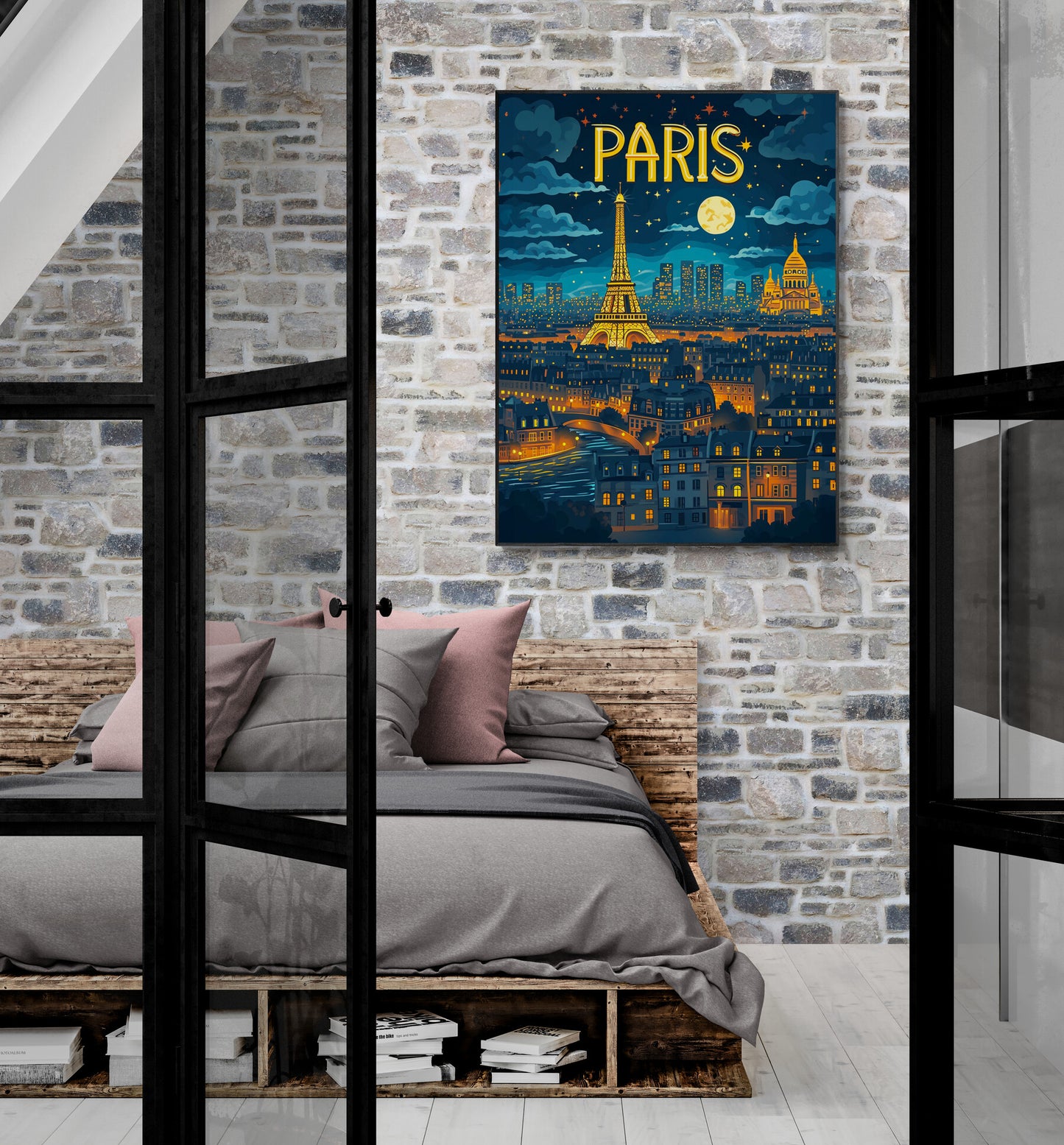 Un tableau illustrant Paris la nuit est posé au-dessus d'un lit rustique dans une chambre aux murs de pierres apparentes, créant un contraste entre l'ancien et le romantisme urbain.