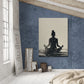 Le tableau ajoute une élégance méditative à une chambre aux murs bleus texturés.