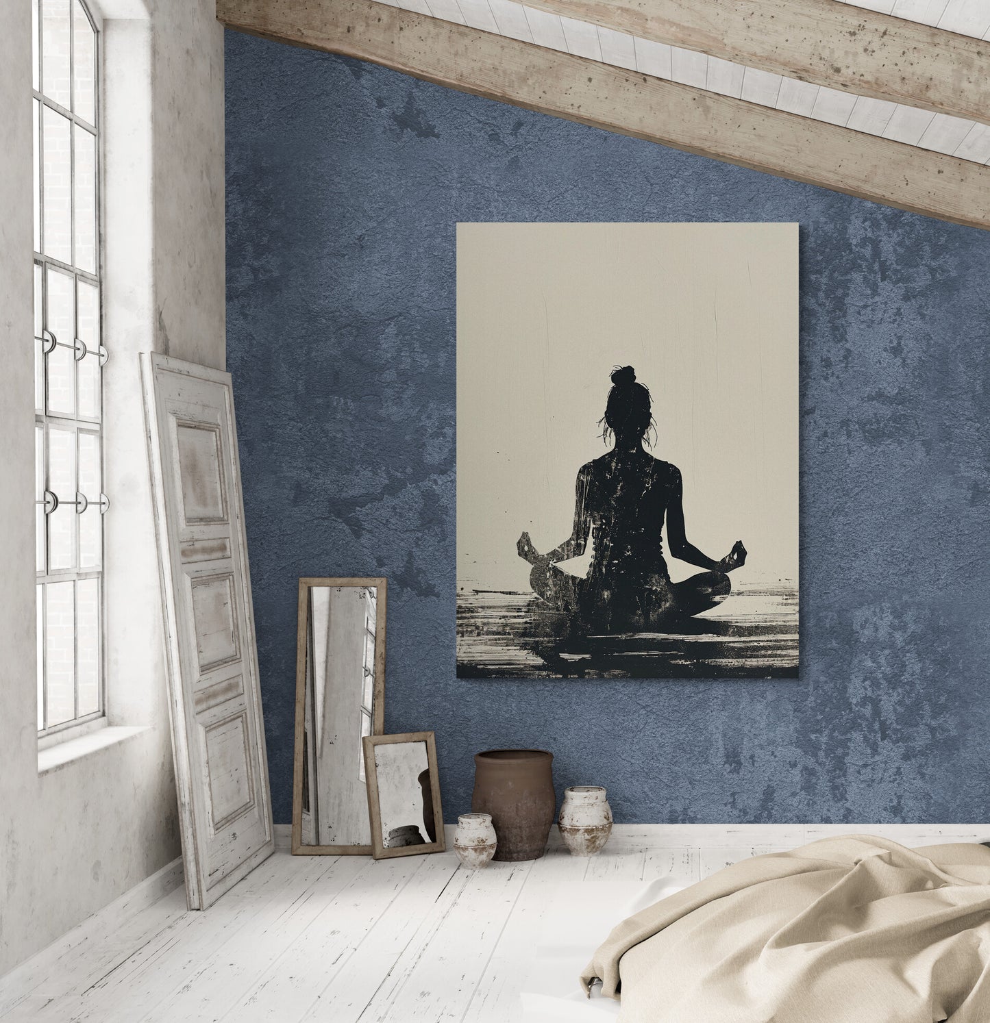 Le tableau ajoute une élégance méditative à une chambre aux murs bleus texturés.