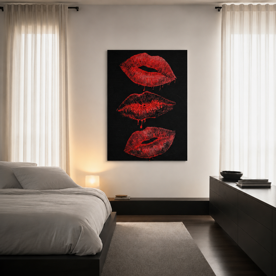 Glamouröses Pop-Art-Wandbild mit roten Lippen auf schwarzem Hintergrund im modernen Schlafzimmer