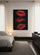 Tableau chambre adulte lèvres rouges glamour pop art sur fond noir dans décor moderne