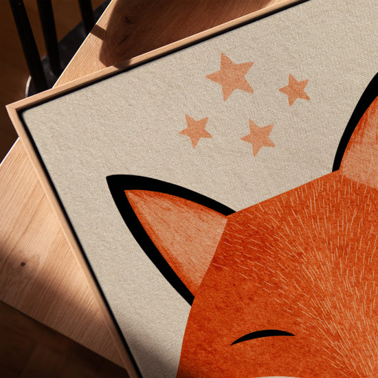 Poster slapende vos met gouden eikenhouten lijst op een salontafel – warm interieur