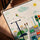 Tableau chambre garçon voitures colorées ville style graphique enfantin avec cadre chêne doré