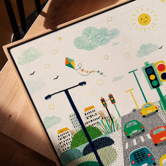 Tableau chambre garçon voitures colorées ville style graphique enfantin avec cadre chêne doré