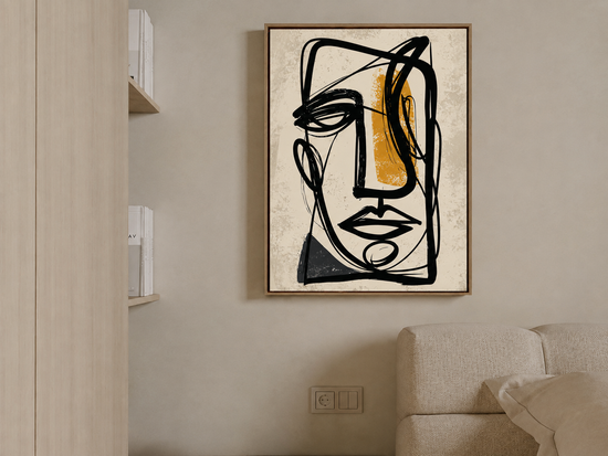 Tableau abstrait représentant un visage aux lignes noires et touches ocre dans une chambre minimaliste beige.