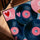 Tableau chambre vinyles roses et bleus avec cœurs dorés pop art sur table cadre chêne doré