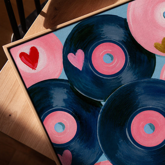Tableau chambre vinyles roses et bleus avec cœurs dorés pop art sur table cadre chêne doré