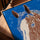 Tableau cheval blanc marron sur fond bleu vif style expressionniste dans salon avec cadre chêne doré