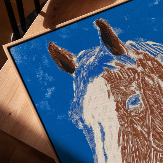 Tableau cheval blanc marron sur fond bleu vif style expressionniste dans salon avec cadre chêne doré