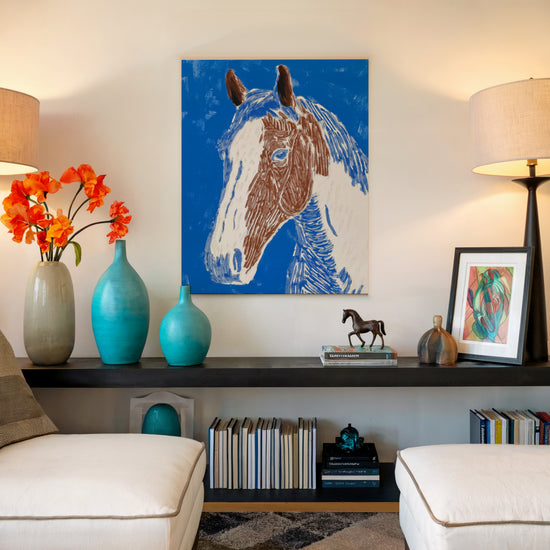 Tableau cheval blanc et marron sur fond bleu vif style expressionniste pour décoration salon minimaliste