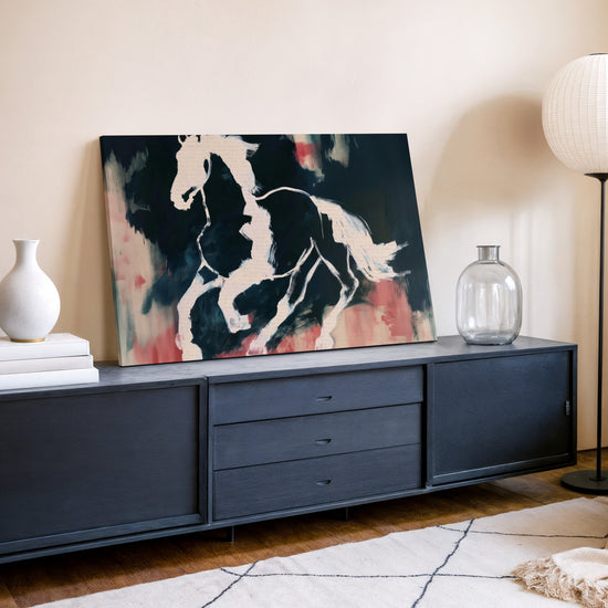 Tableau cheval blanc et noir mouvement fond abstrait bleu rose dans salon moderne au-dessus d'un buffet