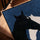 Tableau sur toile cheval noir et blanc fond bleu minimaliste posé sur table salon