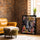 Tableau chevaux couronnés street art graffiti couleurs vives salon urbain mur brique fauteuil cuir
