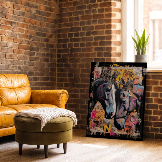 Tableau chevaux couronnés street art graffiti couleurs vives salon urbain mur brique fauteuil cuir
