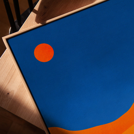 Tableau chevaux silhouettes noires désert orange bleu cadre chêne doré salon moderne