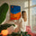 Tableau sur toile chevaux silhouettes désert orange bleu accroché dans salon coloré moderne