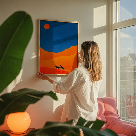 Tableau sur toile chevaux silhouettes désert orange bleu accroché dans salon coloré moderne