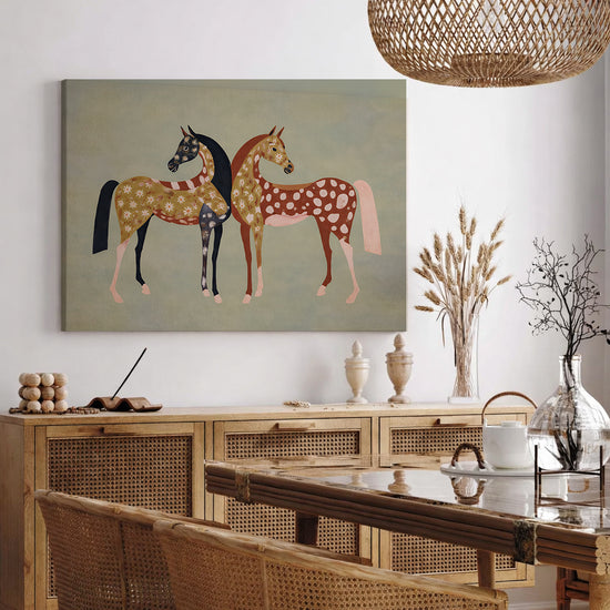 Tableau sur toile chevaux stylisés motifs floraux et pois fond beige dans salon moderne