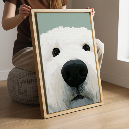 Tableau animaux chien blanc au regard tendre sur fond vert dans salon moderne avec cadre bois