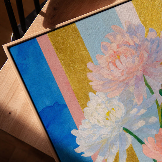 Tableau chrysanthèmes colorés pour salon cadre chêne doré