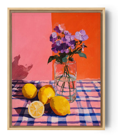Wandbild mit violetten Blumen und gelben Zitronen auf rosa-orangem Hintergrund, helles Stillleben