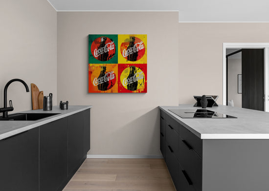 Tableau pop art coloré de bouteilles de Coca-Cola dans une cuisine moderne minimaliste