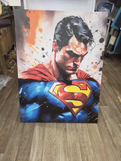 Avis client : toile murale style comics représentant Superman en gros plan, aux couleurs éclatantes rouge, bleu et jaune, installé dans une pièce moderne avec parquet bois clair, effet puissant et immersif