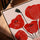 Tableau fleurs coquelicots rouges graphiques fond rose rayé décoration salon moderne cadre chêne doré