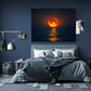 Chambre moderne avec tableau océan coucher de soleil, literie bleue et éclairage suspendu design