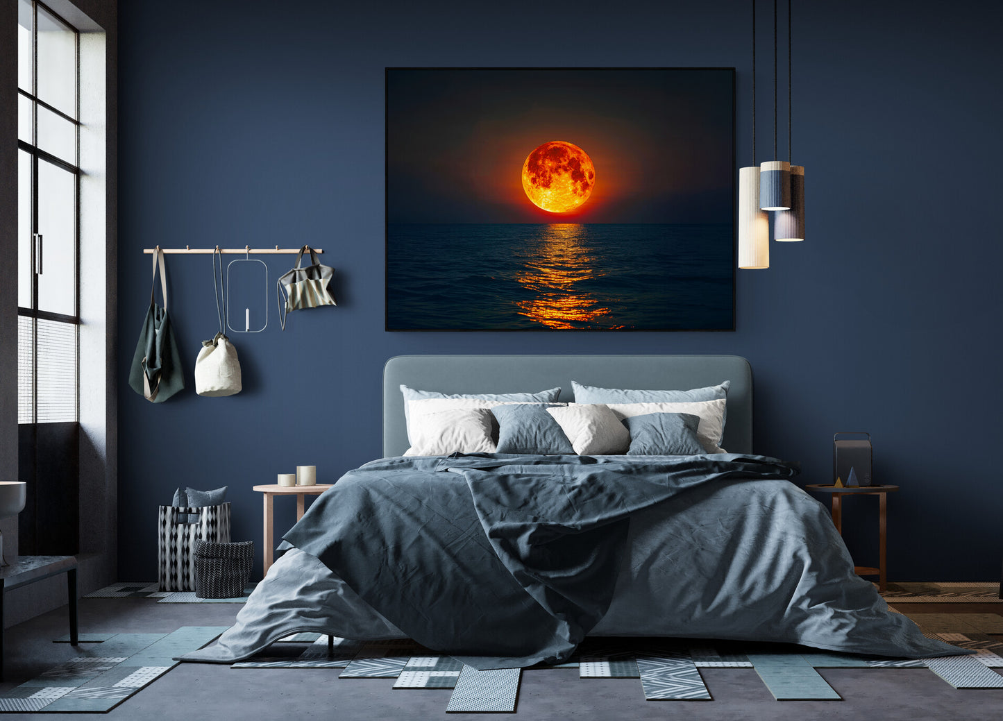Chambre moderne avec tableau océan coucher de soleil, literie bleue et éclairage suspendu design