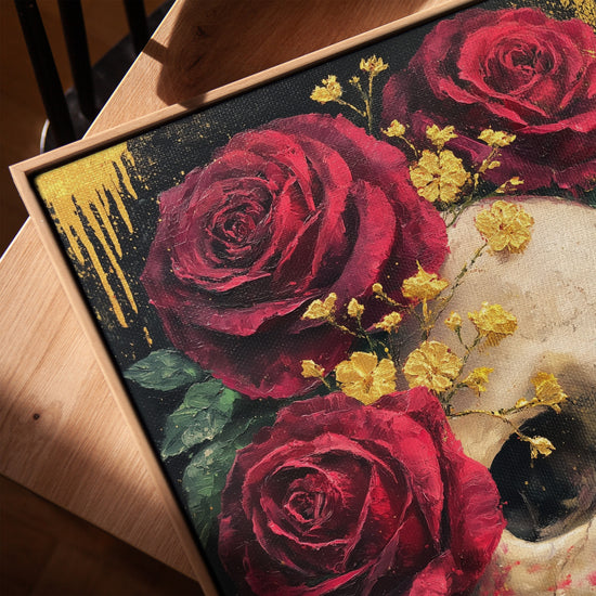 Tableau crâne et roses rouges fond doré noir baroque moderne sur table salon cadre chêne