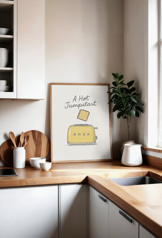 Tableau rétro d’un grille-pain Smeg jaune avec une tranche de pain toastée, posé sur un plan de travail en bois clair dans une cuisine scandinave lumineuse avec plante verte.