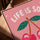 Tableau cuisine cerises roses Life is so Sweet style pop art sur table cadre chêne doré salon