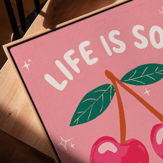 Tableau cuisine cerises roses Life is so Sweet style pop art sur table cadre chêne doré salon