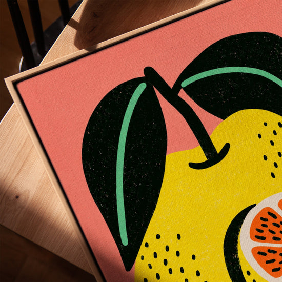 Tableau cuisine citron stylisé jaune orange sur fond corail, décoration graphique moderne avec cadre chêne doré