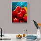 cadre de cuisine avec fruit rouge accroché dans une cuisine aux couleurs unie