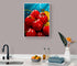 cadre de cuisine avec fruit rouge accroché dans une cuisine aux couleurs unie