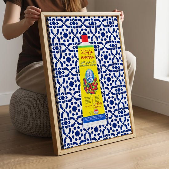 Tableau cuisine Harissa pop art zellige bleu présenté en décoration murale salon moderne